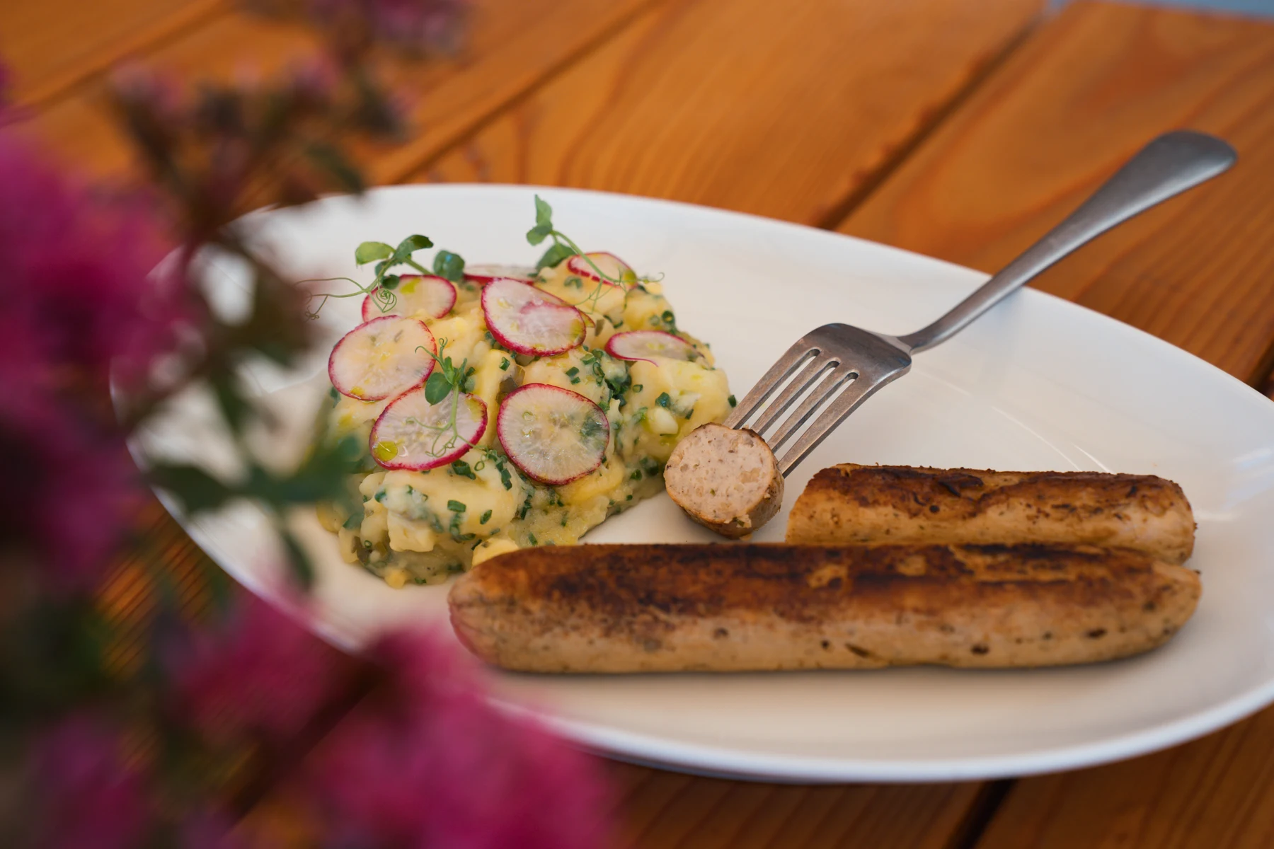 Grill Cuts angerichtet mit Salat
